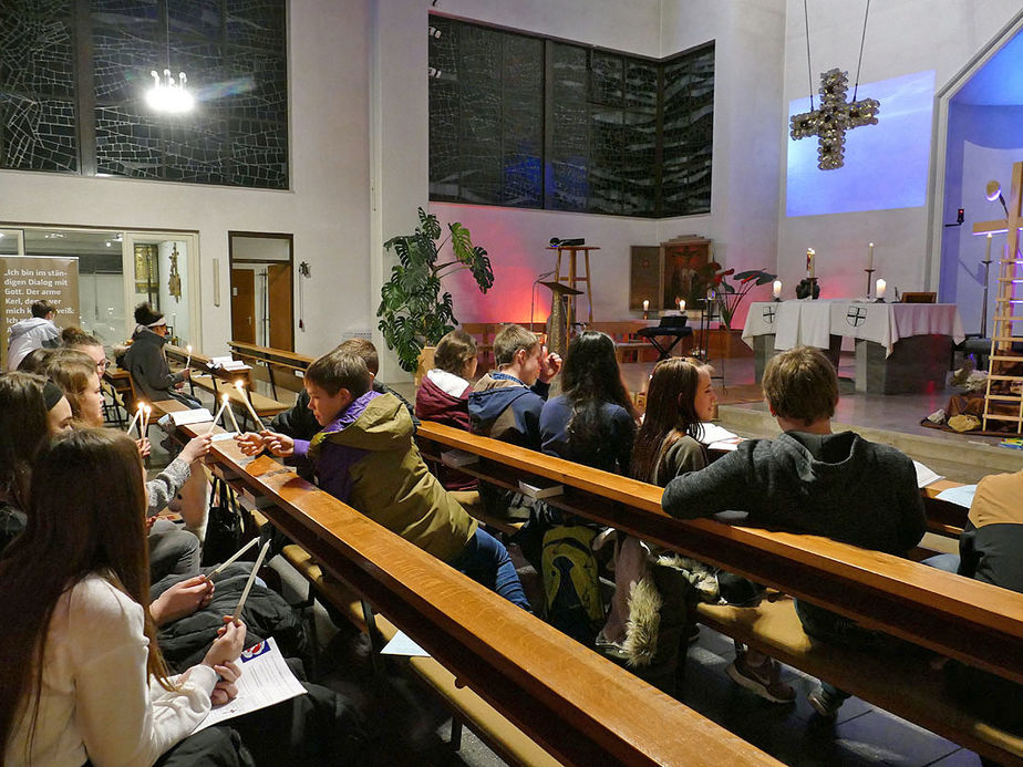 Firmvorbereitung mit Tauferinnerungsgottesdienst in St. Maria, Wolfhagen (Foto: Karl-Franz Thiede)